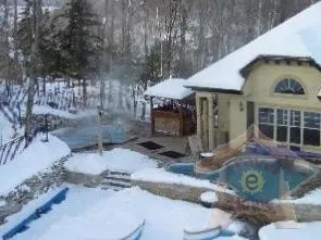 2 Bedrooms Condo Summit Cap