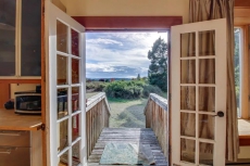 Classic farmhouse w/front porch & amazing sunset views-walk to town