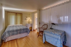 Classic farmhouse w/front porch & amazing sunset views-walk to town