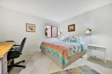 Charming, dog-friendly condo w/ a shared pool, hot tub - short walk to the beach