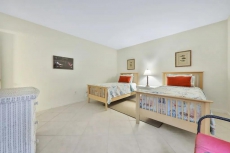 Charming, dog-friendly condo w/ a shared pool, hot tub - short walk to the beach