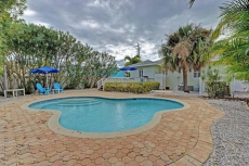 Adorable, vintage cottage w/ private pool & sundeck - walk to the beach!