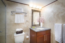 Beautifully Remodeled 2 Bedroom Waikiki Condo - Sleeps 6!