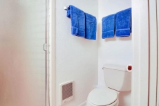 Walk to ski lifts from this lovely condo with pool & shared hot tub