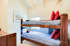 Walk to ski lifts from this lovely condo with pool & shared hot tub