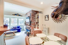 Walk to ski lifts from this lovely condo with pool & shared hot tub