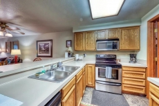 Cozy condo w/ golf view, shared pools, hot tub, & gym - nearby ski & lake access