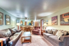 Cozy condo w/ golf view, shared pools, hot tub, & gym - nearby ski & lake access