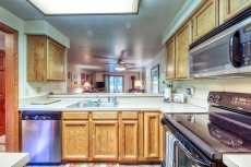 Cozy condo w/ golf view, shared pools, hot tub, & gym - nearby ski & lake access