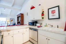 Sunny townhouse w/ views, summer pool, & ski bus pick-up!