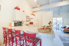 Sunny townhouse w/ views, summer pool, & ski bus pick-up!