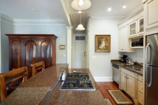 Romantic Jones St Getaway in Center of Historic District. Walk to it All!