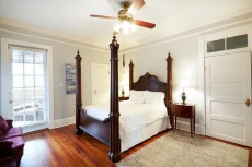 Romantic Jones St Getaway in Center of Historic District. Walk to it All!