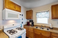 Cute dog-friendly cottage with free WiFi and full kitchen - steps from the beach