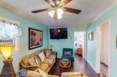 Cute dog-friendly cottage with free WiFi and full kitchen - steps from the beach