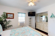 Cute dog-friendly cottage with free WiFi and full kitchen - steps from the beach