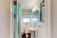 Cute dog-friendly cottage with free WiFi and full kitchen - steps from the beach