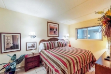 Island-style getaway with a shared pool/hot tub and beachside setting