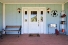 Spacious, family-friendly house w/huge deck, large backyard surrounded by nature