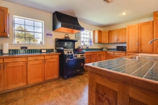 Spacious, family-friendly house w/huge deck, large backyard surrounded by nature