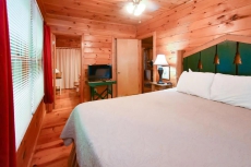 2 Bed/Bath Suites for Total Privacy In A Cozy Tree Top Cabin w/ Easy Access