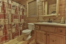 Watch glorious sunrises while perched high above the mountain landscape at Moose Mountain Lodge. Pe