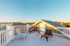 Luxury cottage w/ shared pools & multiple decks, 1/2 block to beach