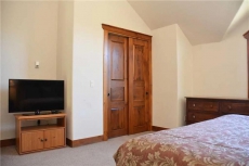 Beautifully Decorated On-Mountain Townhome! Ski-In/Out - by Ski Village Resorts