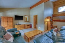 Charming penthouse w/ patio & plenty of space - near Vasquez Creek!