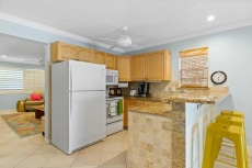 Marina Beach Cottage, Walk To Beach & Downtown with Heated Pool