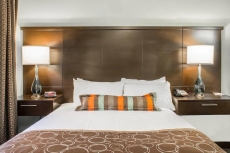 Free Breakfast. Outdoor Pool. Shared BBQ. Near Camp Gelger.