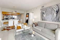 Comfortable condo w/ balcony views of city & bay