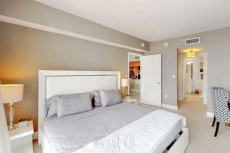 Comfortable condo w/ balcony views of city & bay