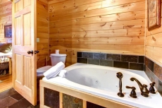 Custom-built dog-friendly cabin w/mountain views, hot tub, pool table & more!