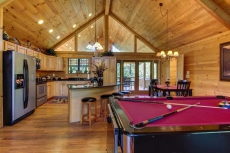 Custom-built dog-friendly cabin w/mountain views, hot tub, pool table & more!