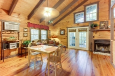 Dog-friendly log cabin w/ in-room Jacuzzi, screened-in deck, & outdoor hot tub