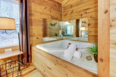 Cozy dog-friendly cabin w/private hot tub, jetted tub & great screened-in deck