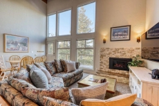 New listing! Spectacular townhouse w/Lake Tahoe views, shared hot tub and pool!