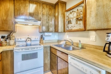 New listing! Spectacular townhouse w/Lake Tahoe views, shared hot tub and pool!