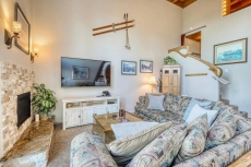 New listing! Spectacular townhouse w/Lake Tahoe views, shared hot tub and pool!