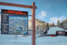 Heavenly summit retreat close to skiing & Lake Tahoe w/ balcony & gas grill!