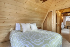 Dog-friendly cabin w/ amazing Lake Tahoe view - close to Heavenly!