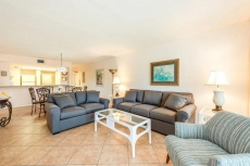 Gulf front condo w/ a shared pool, & tennis courts plus easy beach access!