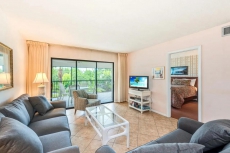 Gulf front condo w/ a shared pool, & tennis courts plus easy beach access!