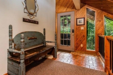 Tall Pines Sanctuary - Home in a 40 Acre Forest Game Table HotTub Bunk Room very private