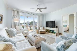 Comfortable retreat w/ balcony view, shared pool, tennis courts