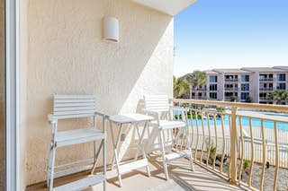 Comfortable retreat w/ balcony view, shared pool, tennis courts