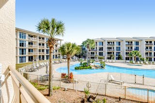 Comfortable retreat w/ balcony view, shared pool, tennis courts